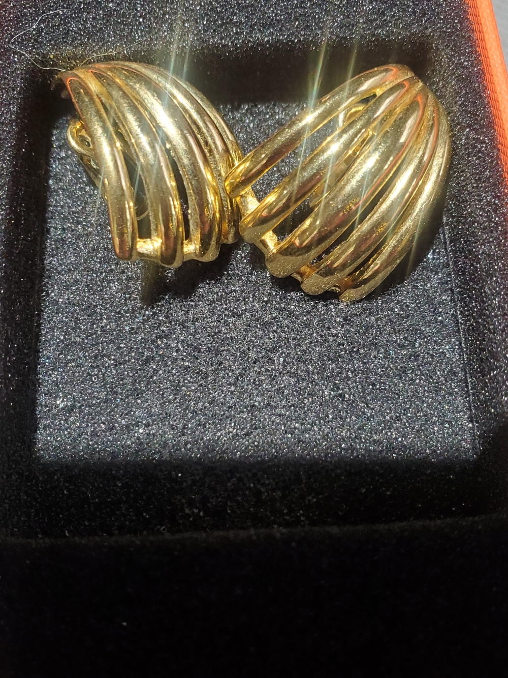 Trifari Vintage Gold-Tone Clam Shell Clip Earrings - Elegant Women’s Jewelry